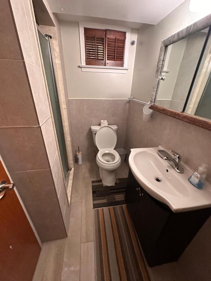 Lovely 2 Bedroom Basement Apartment In Toronto Exterior photo